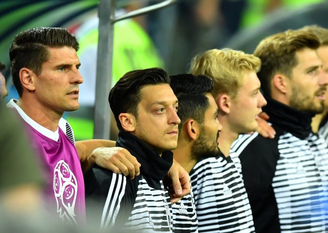 بعد صورته مع أردوغان.. الصحافة الألمانية تذبح أوزيل بسبب بيانه “الإنكليزي” وتفجّر أزمة جديدة