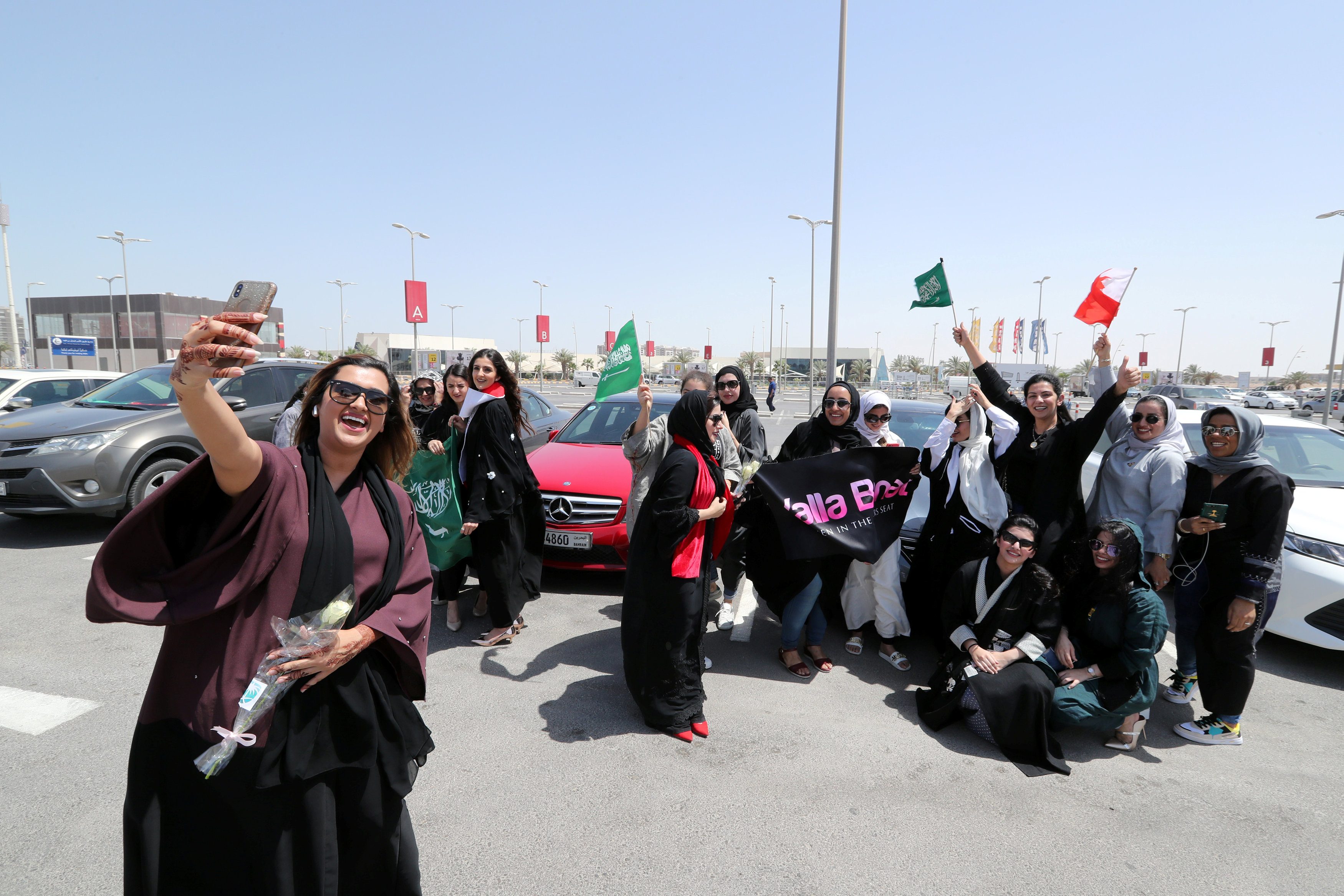 تُرفع كل القيود والمحظورات المفروضة على المرأة السعودية ببطء