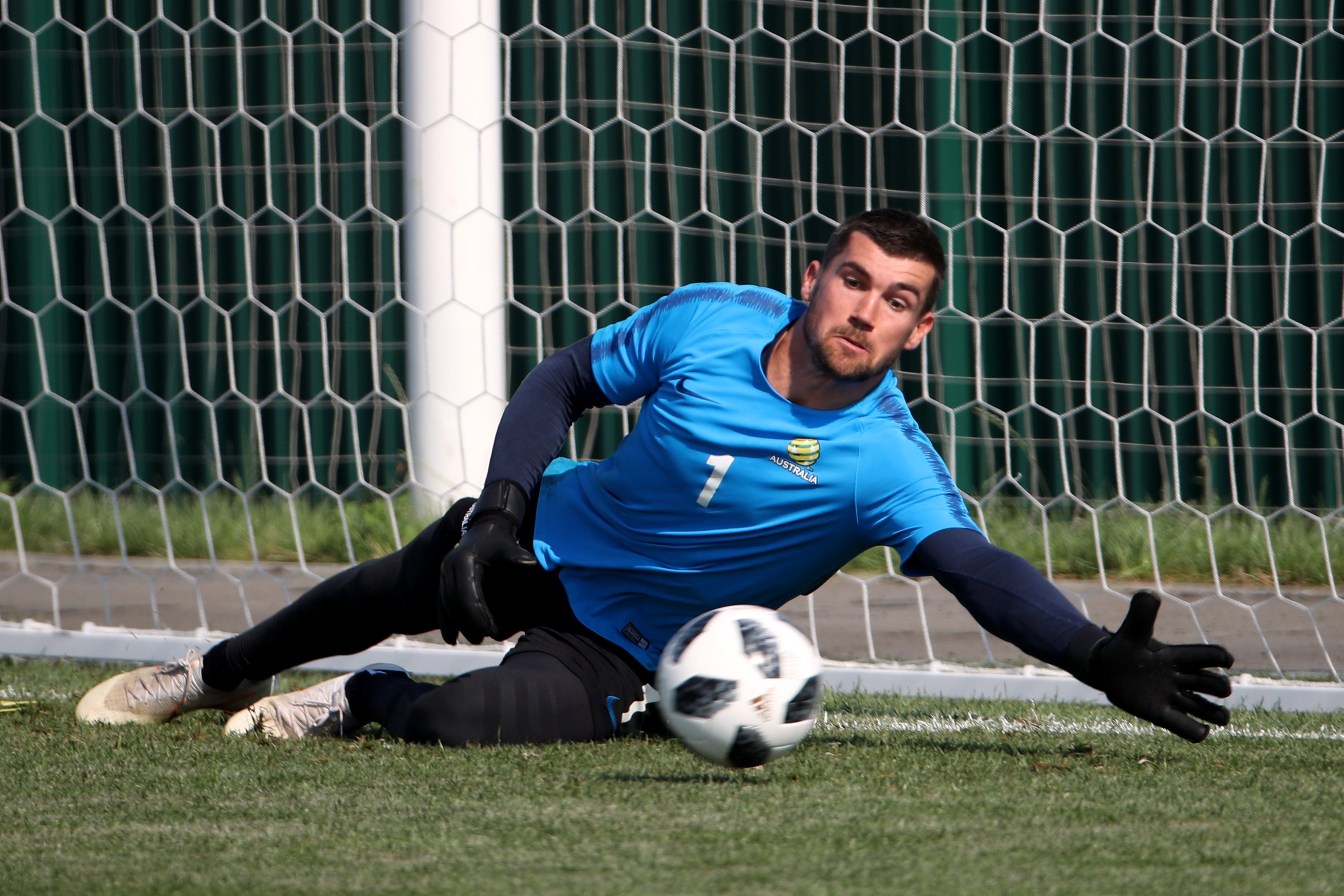 هذا جيشه الصغير.. حارس أستراليا يدفع تكاليف سفر 27 فرداً من عائلته إلى روسيا ليشاهدوه في مباراة منتخبه مع بيرو!