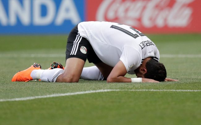 اعتذارات ودموع وتغريدة تثير الجدل.. هذا ما قاله لاعبو المنتخب المصري بعد الخروج من كأس العالم