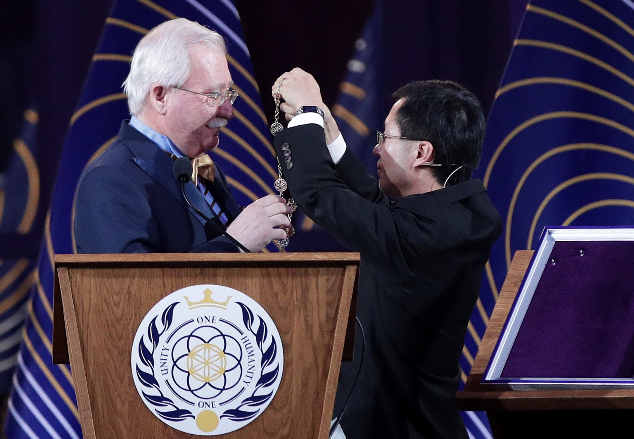 قد تبدو الفكرة مجنونة لكنها حدثت بالفعل.. تأسيس أول دولة بالفضاء وتنصيب رئيس لها، وهكذا يمكنك أن تصبح مواطناً فيها