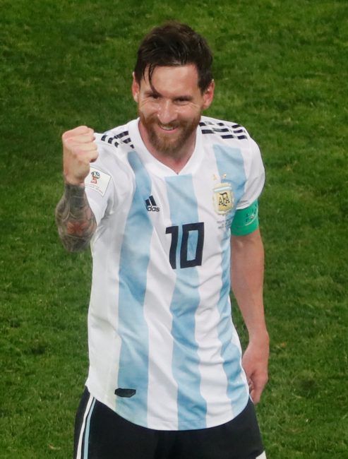 بعدما وضع الأرجنتين في الصدارة بهدف رائع.. ميسّي يُذهل المشجّعين بما فعله بعد نهاية الشوط الأوّل في مباراة نيجيريا!