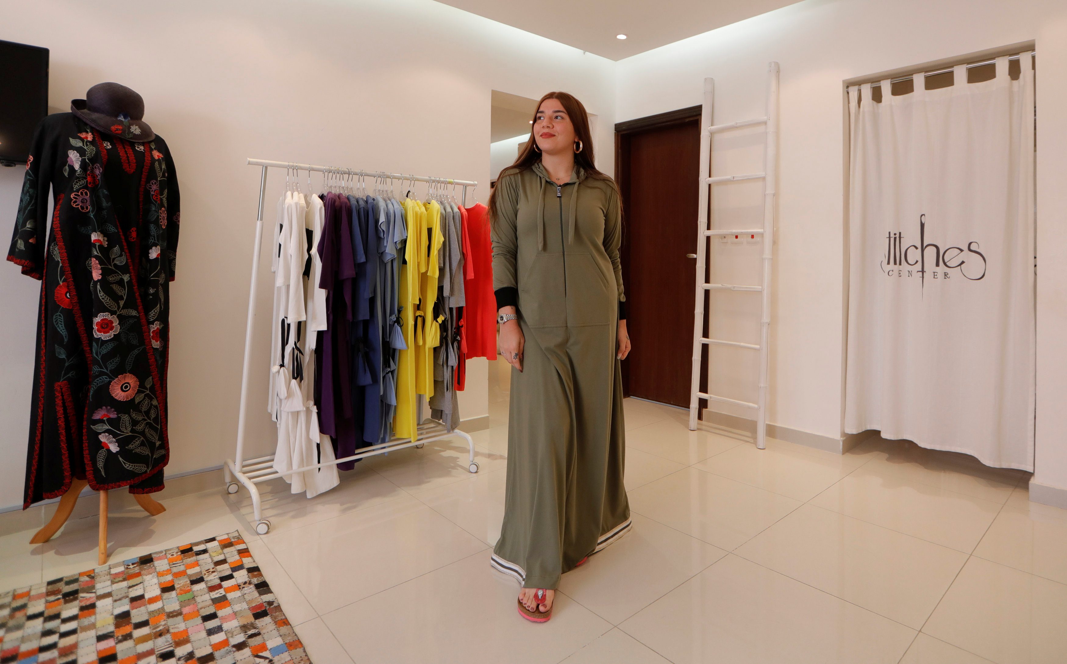 “الأَسود لم يعُد يليق بها”.. بالصور: سعوديةٌ تصمم عباءات لأسلوب حياة جديد للمرأة السعودية