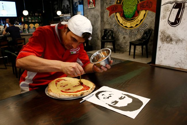 صور: مطعم بيتزا في سان بطرسبرغ يوفر للزبائن فرصة “عض سواريز”