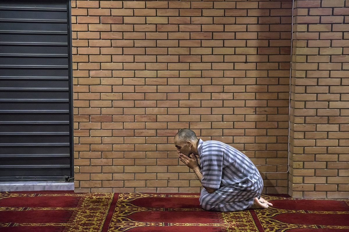 في العاصمة الأوروبية الوحيدة التي لا مسجد فيها.. مسلموها يلجأون إلى تحت الأرض لأداء صلاة العيد