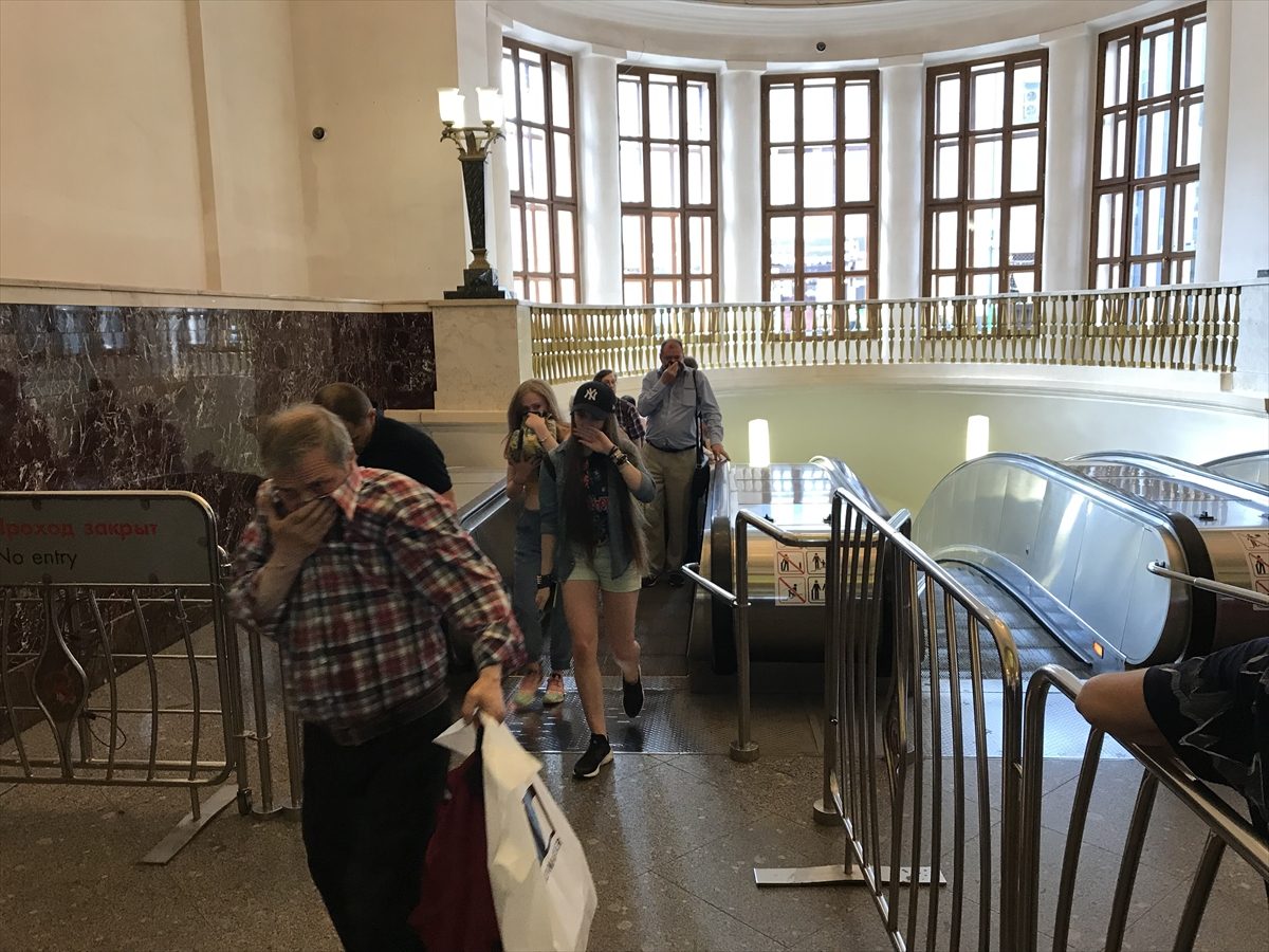 فوضى وعطاس بين ركاب محطة مترو بالقرب من استاد شهير بموسكو.. شاهد ماذا حدث؟