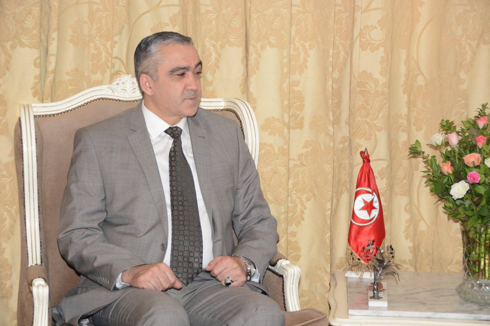 صحيفة فرنسية: وزير الداخلية التونسي أطيح به من منصبه بعد انكشاف أمره.. خطط مع دولة خليجية للانقلاب!