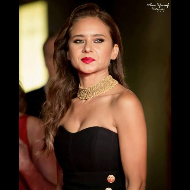 أمها روسية لكنها قررت تشجيع الفراعنة.. نيللي كريم في أغنية جديدة بالروسية دعماً لمصر