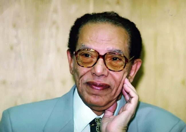 فشل في زواجه مرتين وعمل عازفاً في الموالد والأفراح.. قصة الأديب مصطفى محمود