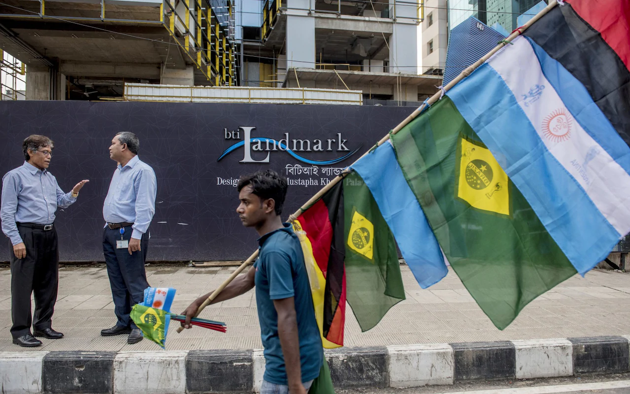 هنا، منتخب البلاد لم يتأهل لكأس العالم أبداً، لكنهم يتعاركون بالخناجر من أجل فرقهم المفضلة