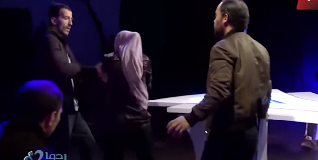 أزواج يتقاتلون أمام الملايين، ومشاهد عنف لفظي وجسدي للمشاركين.. برامج الكاميرا الخفية تصدم جزائريين (فيديو)