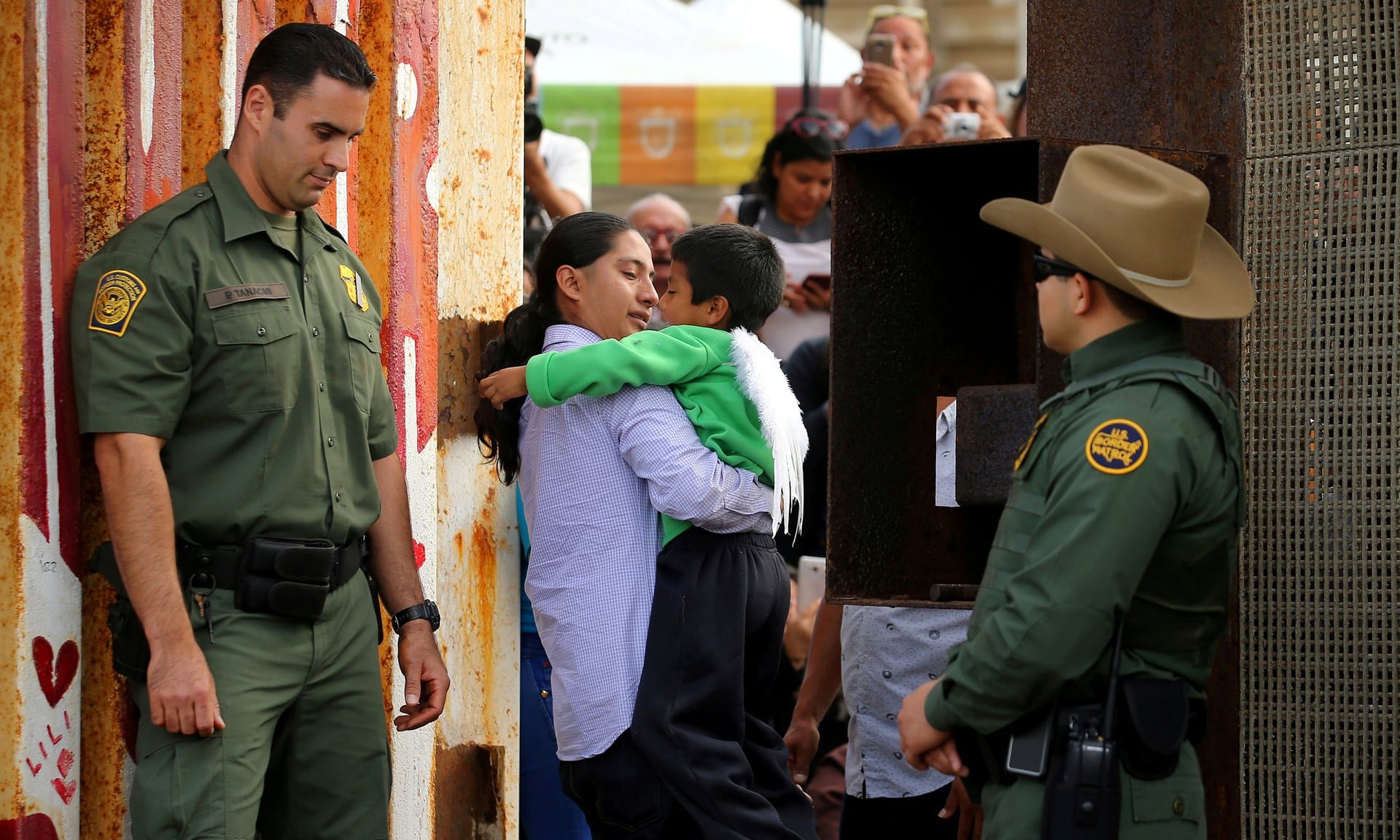 يحدث عند الحدود الأميركية.. الأطفال يوضعون في وحدات تشبه “أقفاص الكلاب” وهكذا برَّرت إدارة ترمب                                            