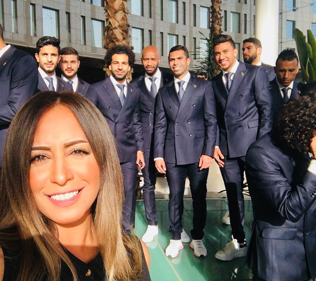 مصمِّمة “بدلات” المنتخب المصري تتحدث لأول مرة.. من هي؟ وماذا قالت بعد الهجوم الشديد على أزيائها؟