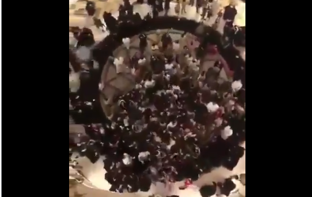 رموا أموالهم على الناس وتسببوا بحدوث عراك.. غضب في السعودية من طريقة توزيع مشاهير لـ”العيدية” (فيديو)