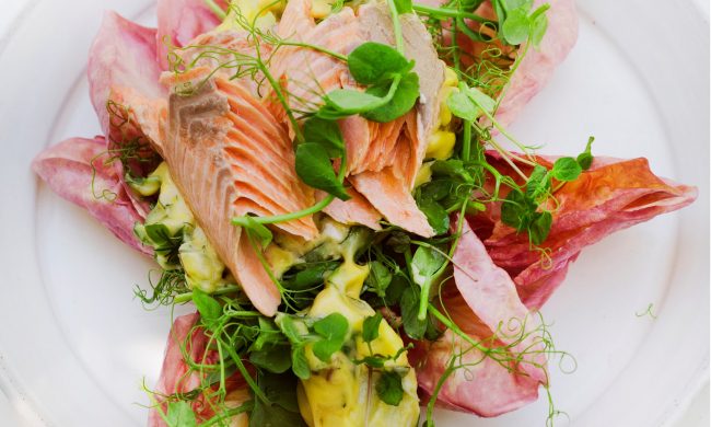 وصفة اليوم: سريعة، صيفية وسهلة.. حضّري طبق السَّلْمون مع سلطة البطاطا