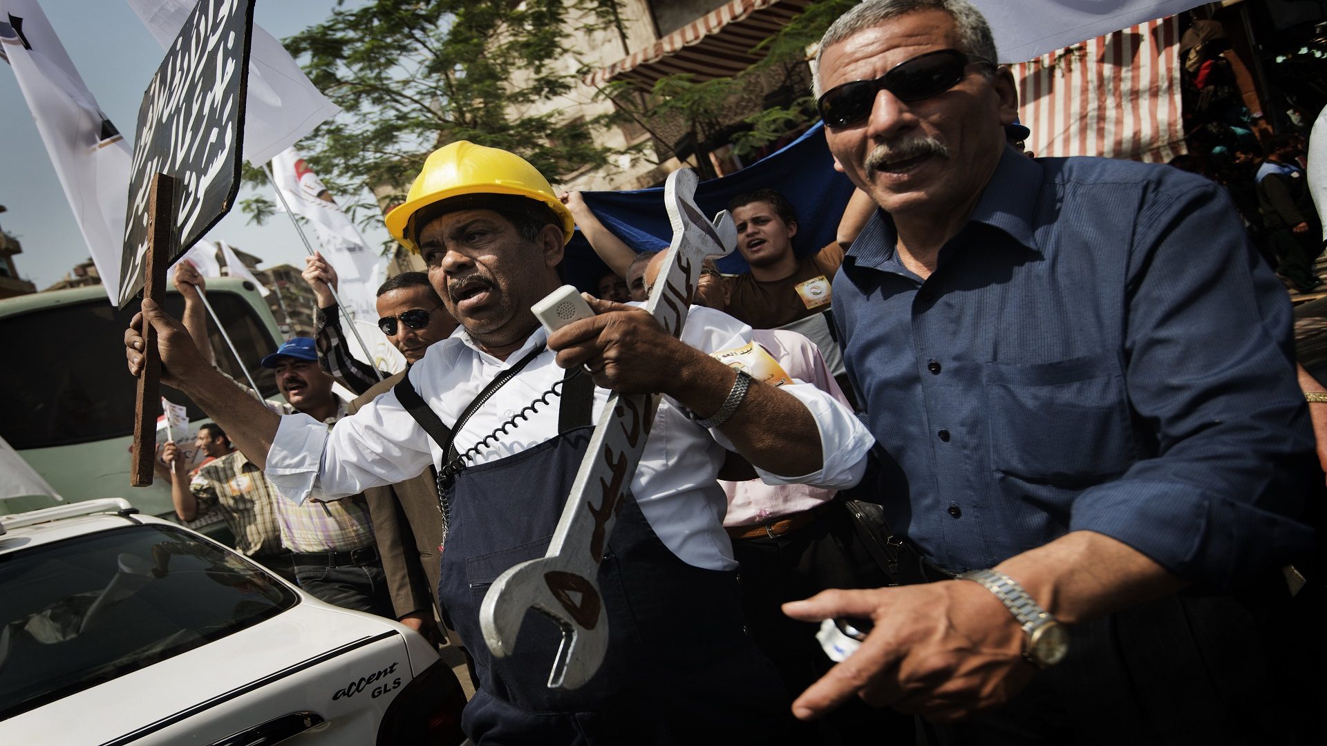 بُترت قدمُه وزوجته تعمل لتُنفق عليه.. حكايات “المنسيِّين” أو عُمال اليومية في مصر