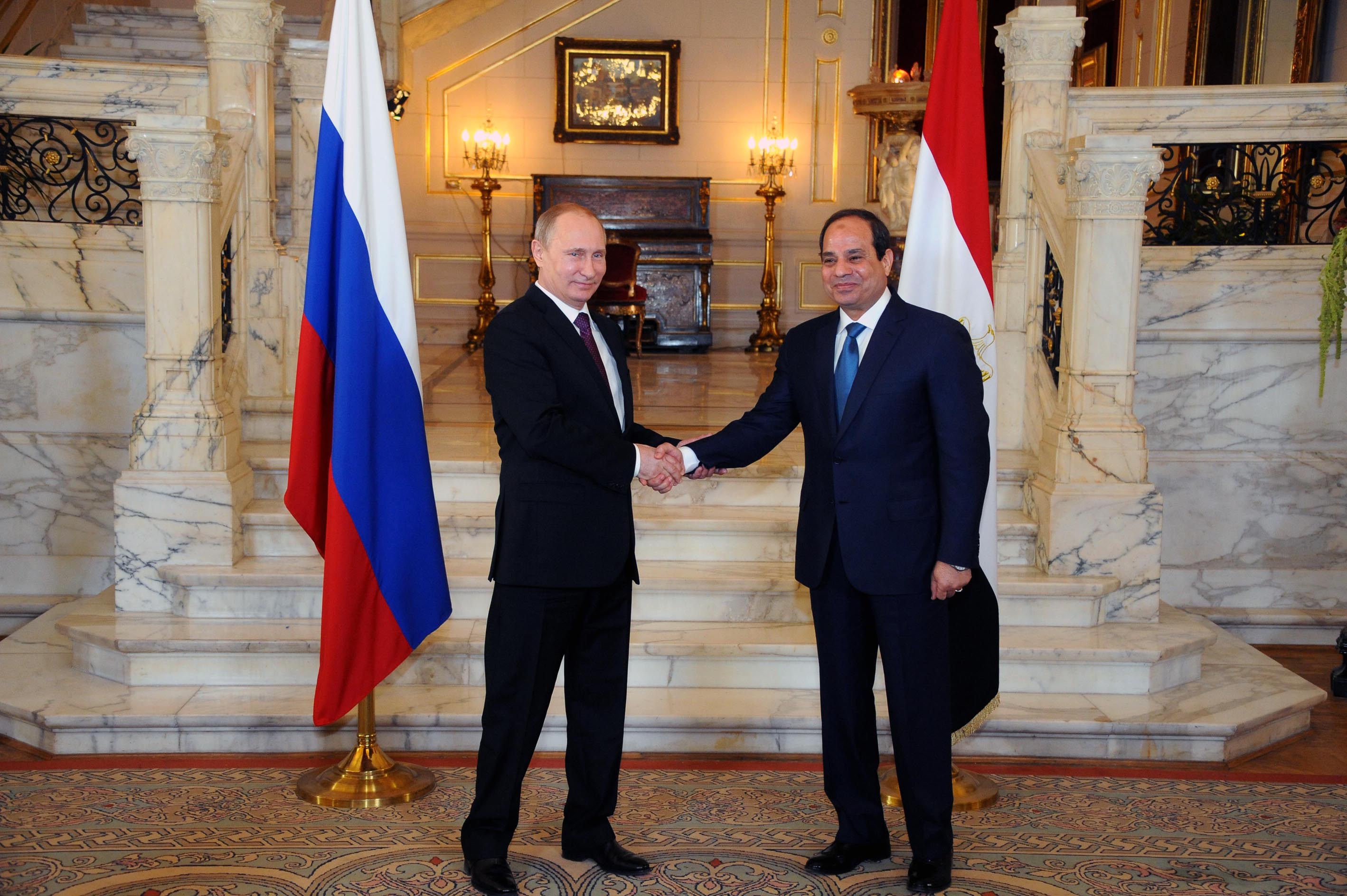 القاهرة في مرمى موسكو.. الصراع لكسب مصر لا ينتهي بين روسيا وأميركا، كيف يسعى بوتين لحرمان واشنطن من حليف رئيسي لها؟