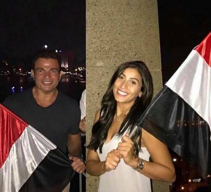 غنَّى لها “والله بحبك موت” فاحمرَّت خجلاً.. دينا الشربيني ترافق عمرو دياب في رحلته لروسيا بحضور ابنه