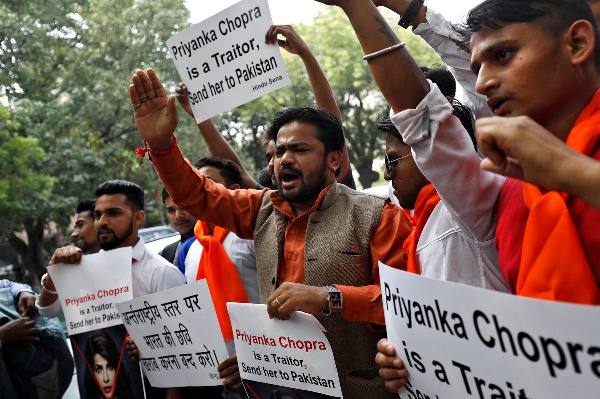 أغضبتهم بحلقة عن مخطط إرهابي هندوسي، فهاجموها وحرقوا صورها.. الممثلة الهندية بريانكا شوبرا تعتذر أخيراً