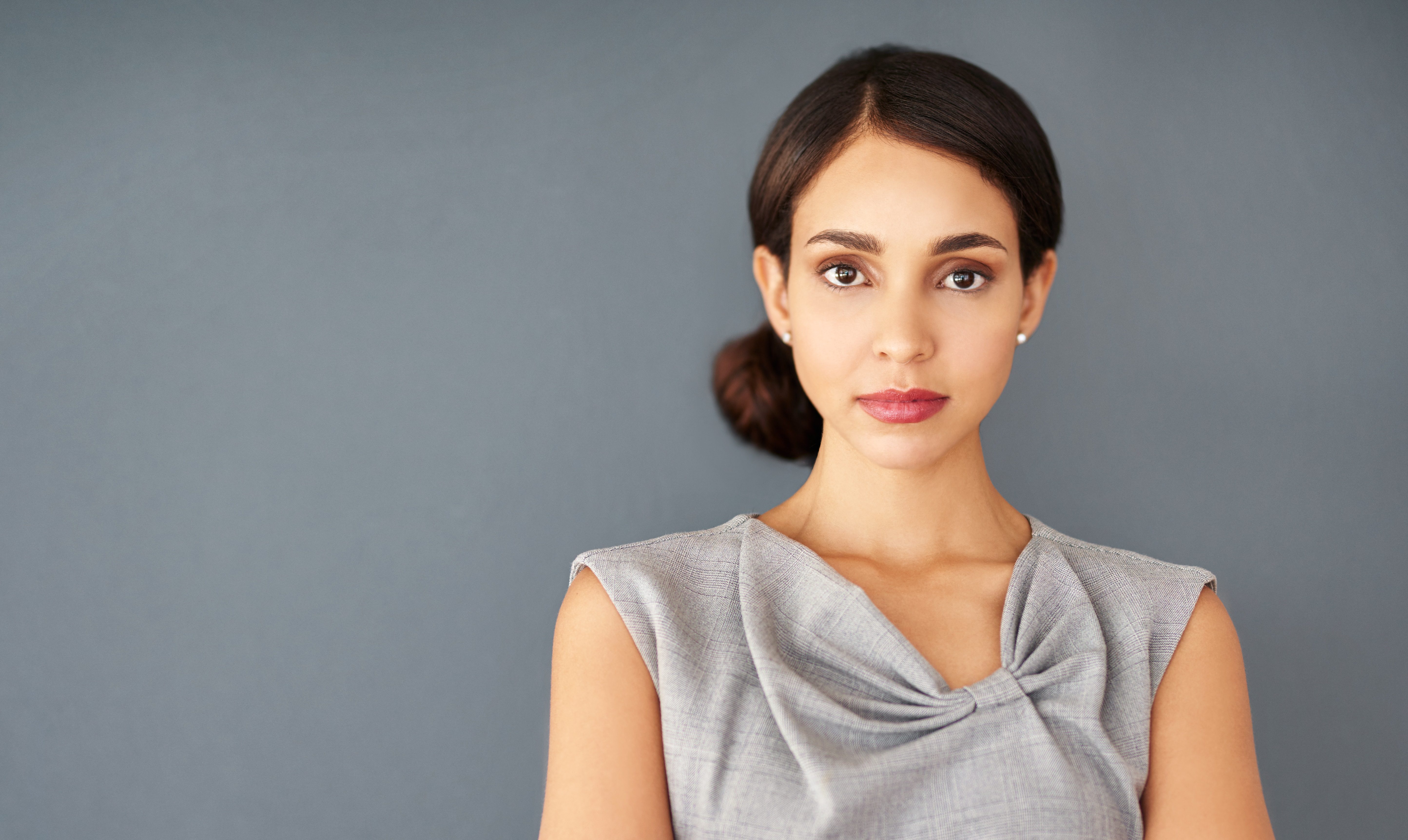 يدفعونكِ لتكوني “فيمنيست”، ثم يقولون: هذه أنتِ!