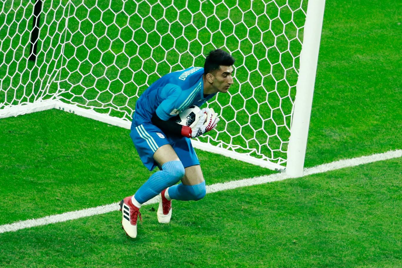 بعد الهدف الخطأ لإيران، بدأ يشعر بتوعك صحي مفاجئ.. نقْل أحد أعضاء الطاقم الفني للمستشفى