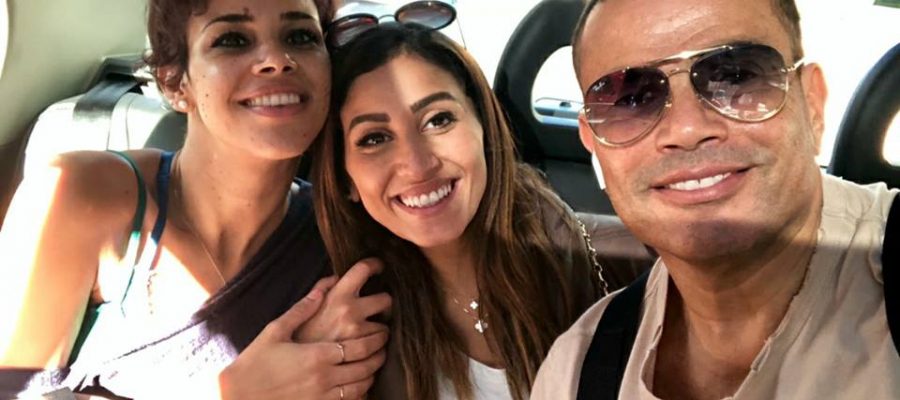 الصورة التي نشرتها نور عمرو دياب مع والدها ودينا الشربيني، خلال تواجدهما في لندن
