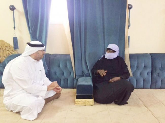 سعودية تقود السيارة منذ 40 عاماً.. علّمت نفسها وتصلح الأعطال ووضعت شرطاً على زوجها عند خطبتها