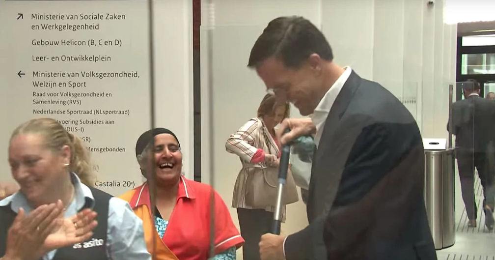 الجميع شاهدوا فيديو تنظيف القهوة المسكوبة، ودُهشوا من تصرّف الوزير إلا الهولنديين.. انتقدوه وهاجموه!    