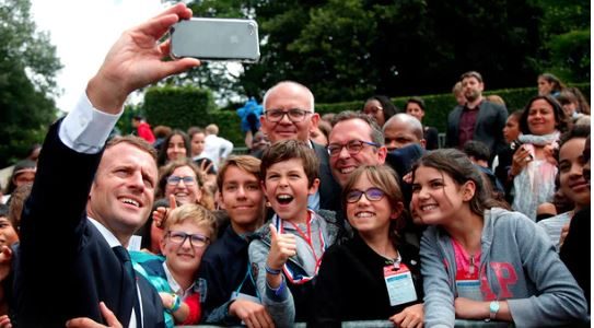 خاطِبْنِي بسيدي الرئيس.. ماكرون يوبِّخ مراهقاً حدَّثه بعفوية (فيديو)