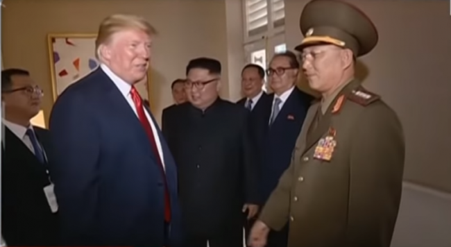حتى كيم جونغ ضحك منها!.. بالفيديو تحية يؤديها ترمب لجنرال كوري شمالي وتثير غضباً في أميركا