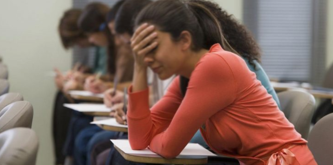 صدمتها صعوبة الامتحان فقررت الانتحار.. طالبة مصرية تلقي بنفسها من نافذة المدرسة أثناء تأدية اختبار الثانوية العامة