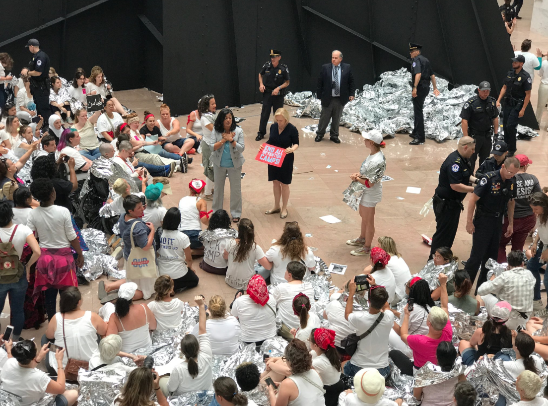 التففن ببطانيات كاللاجئين وتظاهرن ضد ترمب فكان مصيرهن الاعتقال.. تفاصيل احتجاز  500 امرأة بينهن عضوة بالكونغرس وممثلة