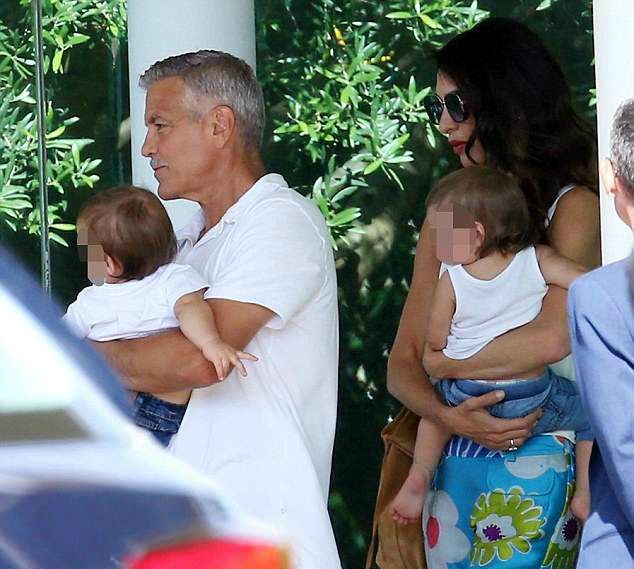 يبدو أن جورج كلوني يُجيد دور الأب – أنظروا إليه يساعد زوجته أمل علم الدين لدى وصولها إلى جزيرة سردينيا!