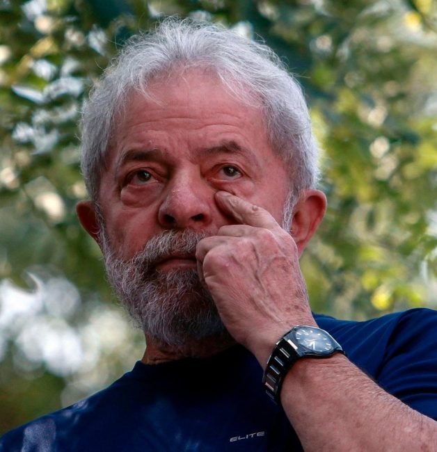 رئيس البرازيل السابق يعلّق على مباريات كأس العالم من زنزانته في السجن!