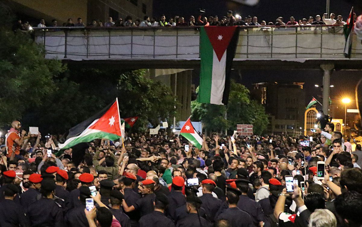 لماذا يتظاهر الأردنيون في “الدور الرابع”؟!.. تغريدة طريفة لشاب مصري تخفف أجواء التوتر في عمّان وتحظى بتفاعل كبير