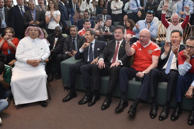 صورة لمندوبي روسيا والسعودية في الأمم المتحدة وهما يشاهدان مباراة بلديهما