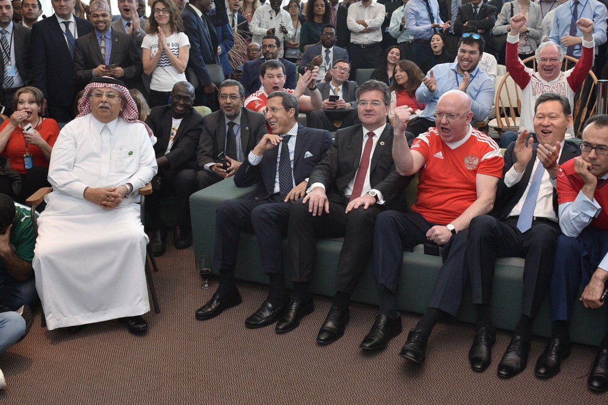 صورة لمندوبي روسيا والسعودية في الأمم المتحدة وهما يشاهدان مباراة بلديهما