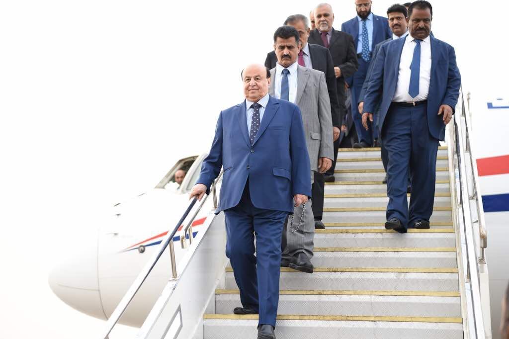 رئيس اليمن يعود إلى بلاده بعد عام ونصف من الغياب.. هل ذاب الخلاف بينه والإمارات التي تسيطر أمنياً على عاصمته المؤقتة؟