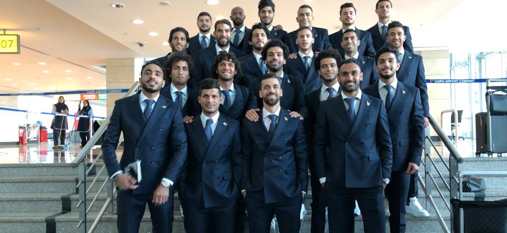 المصيبة ليست في التصميم، بل في الشركة المصمِّمة لـِ “بدلات” لاعبي المنتخب المصري.. فضائح بالجملة!