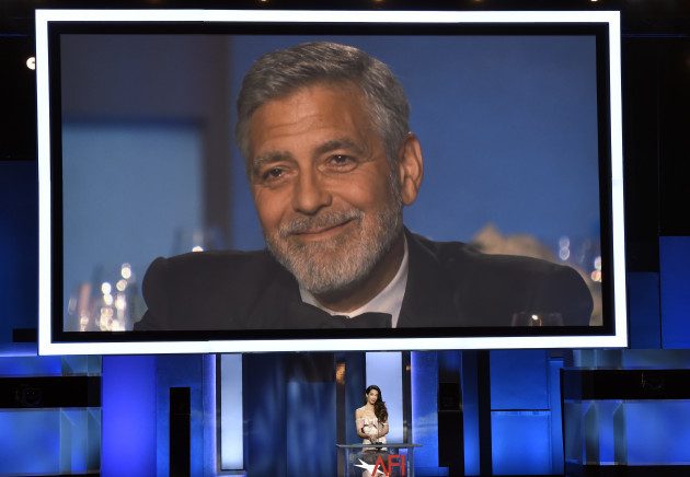 جورج كلوني اغرورقت عينيه بالدمع حين تحدثت عنه زوجته أمل علم الدين