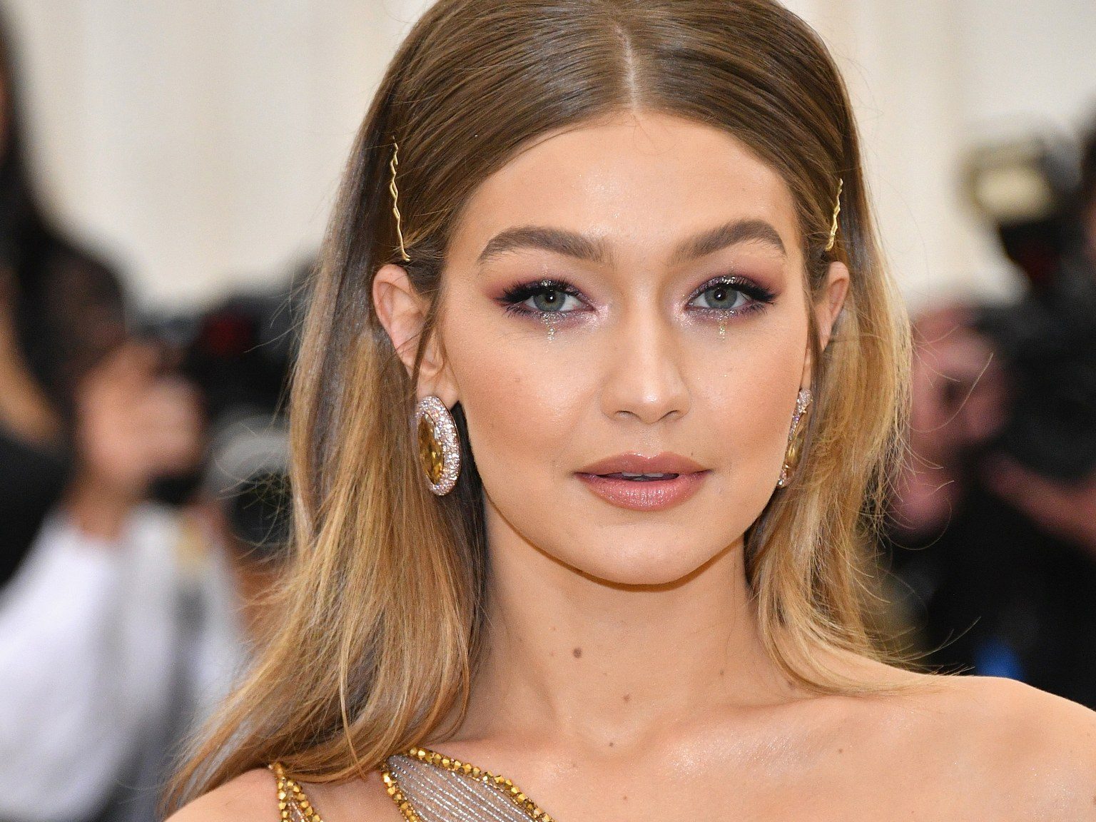 مجدداً.. جيجي حديد تظهر في جلسة تصوير مثيرة للجدل، رغم أن القصة هذه المرة حول قضية إنسانية!