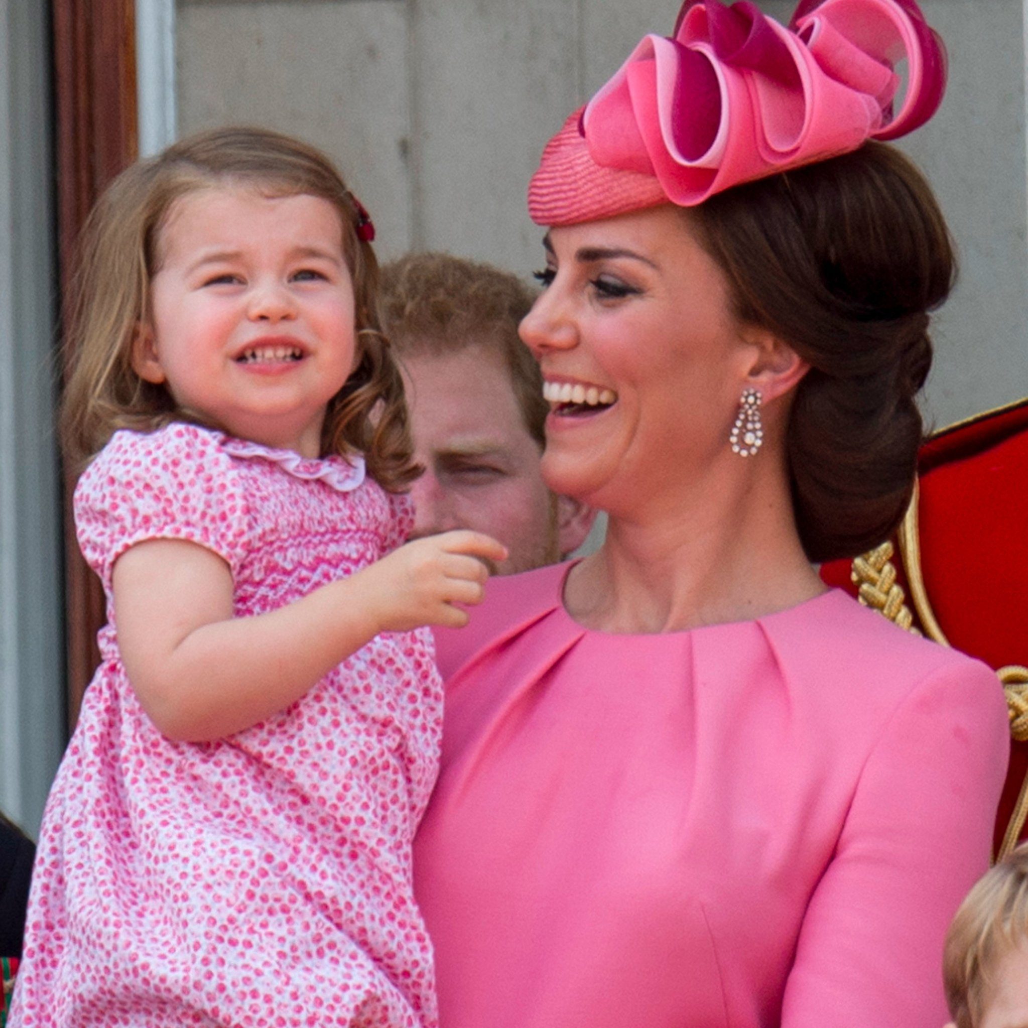 تمشي على خطى والدتها كيت وجدّتها الراحلة ديانا.. الأمير وليام يتحدث عن شغف أميرته الصغيرة بالأزياء