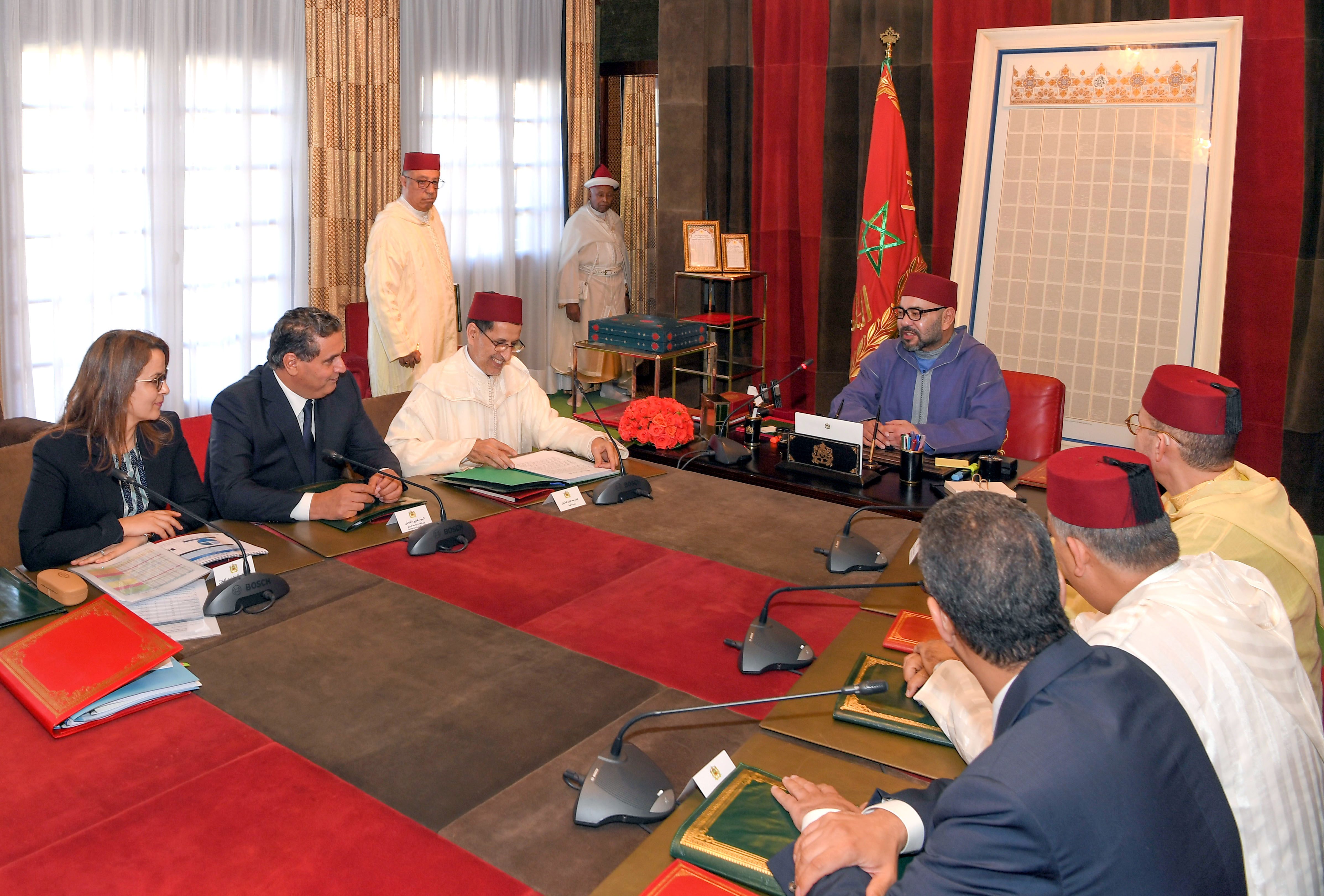 بعد أن تأكَّدت صحة فيديو “أخنوش ارحل” الذي رُفع أمام الملك.. الحكومة تفتح تحقيقاً، واتهامات لخصوم سياسيين بـ”عدم احترام المؤسسة الملكية”