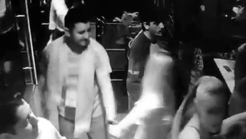 كاميرا المراقبة التابعة للحانة التقطت لحظة خروج سانشيز منها برفقة الشابة الروسية