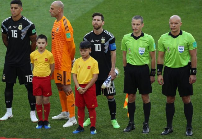 ليس أحمقاً ولا محتجاً.. لهذا وقف كاباييرو مائلاً أثناء عزف النشيد الوطني الأرجنتيني