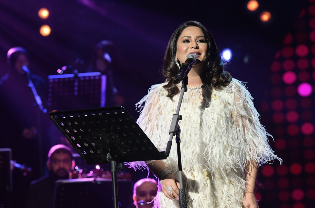 نوال الكويتية… أول فنانة ومواطنة عربية تقود السيارة في السعودية، وتعلن: “هذه أبسط حقوقهنّ”! (فيديو)