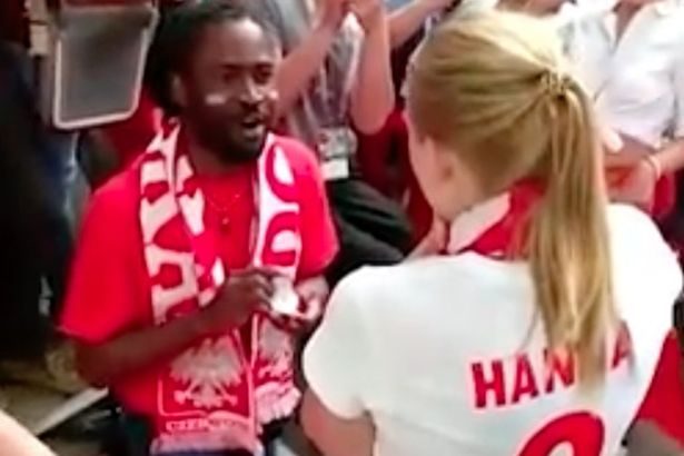 في مباراة السنغال وبولندا، شاب تقدّم بعرض زواج من حبيبته، فلفت انتباه كلّ من حولهما على المدرجات (فيديو)