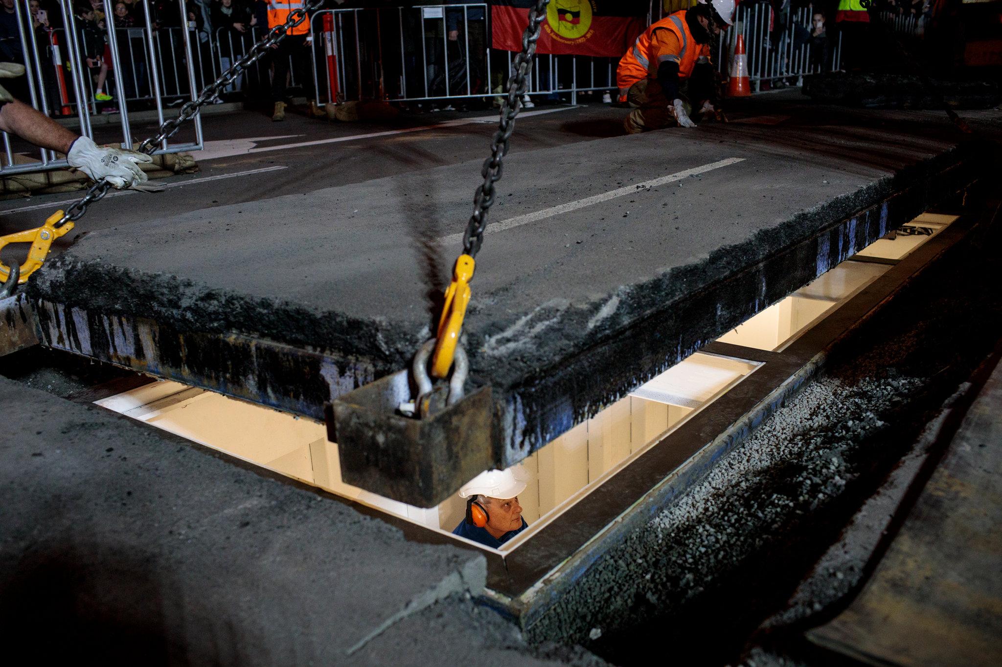 في إشارةٍ إلى عملية تزييفٍ للتاريخ… فنان أسترالي يثير الجدل ويُدفن حيّاً!