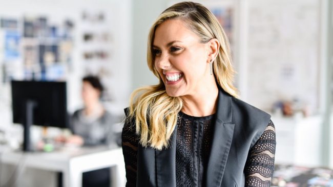 بدأت ببيعها في علب شاي مع طفلها.. زعيمة المجوهرات التي حولت 500 دولار إلى مليار، تحكي قصة نجاحها