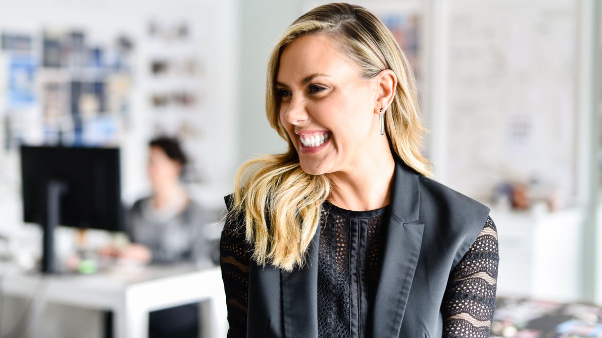 بدأت ببيعها في علب شاي مع طفلها.. زعيمة المجوهرات التي حولت 500 دولار إلى مليار، تحكي قصة نجاحها